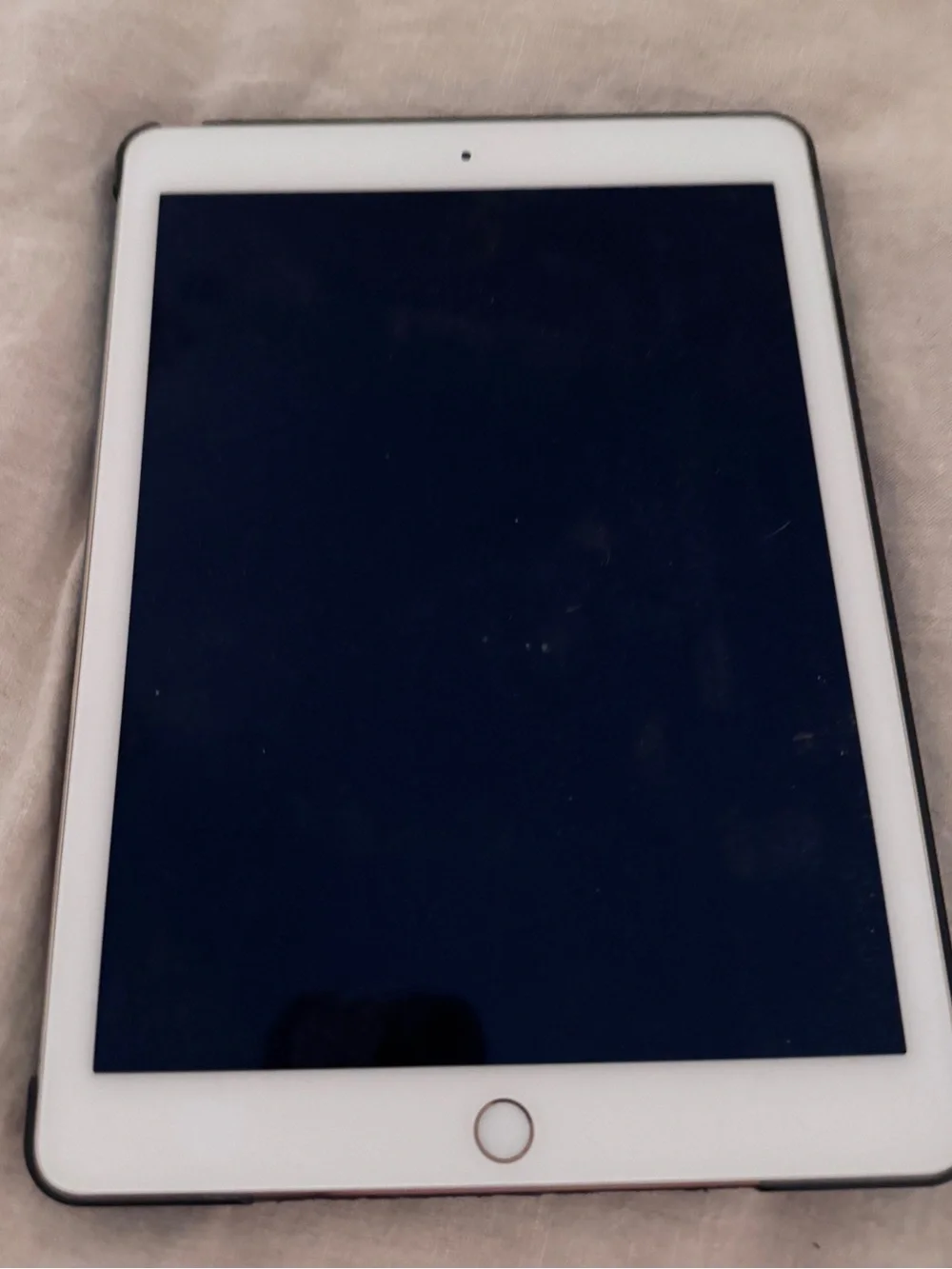 Apple IPad Air 2: Silver Tablet with Black Screen - iPad Style